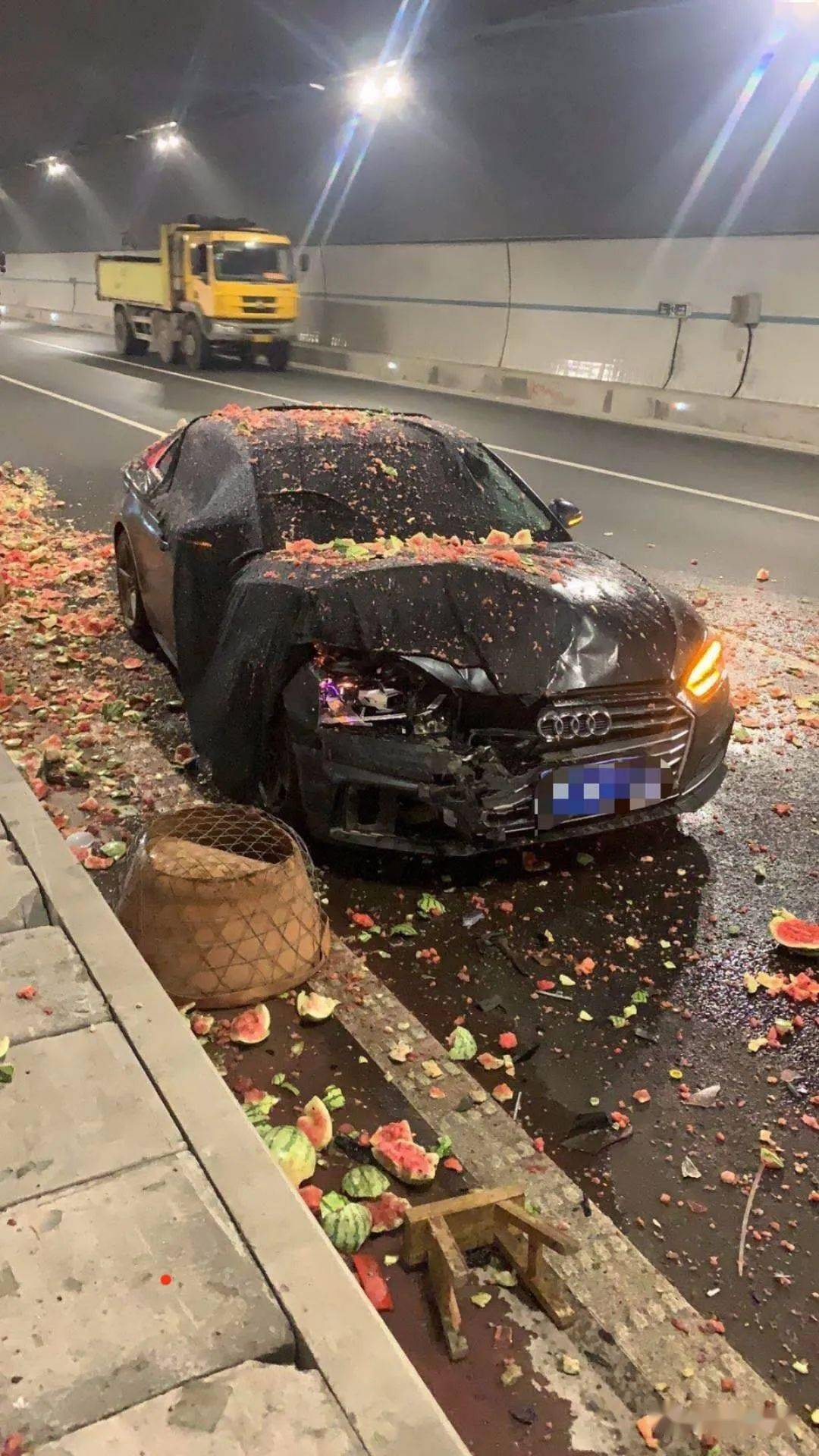 永康一隧道内奥迪车撞上三轮车,现场西瓜一片狼藉!_手机搜狐网