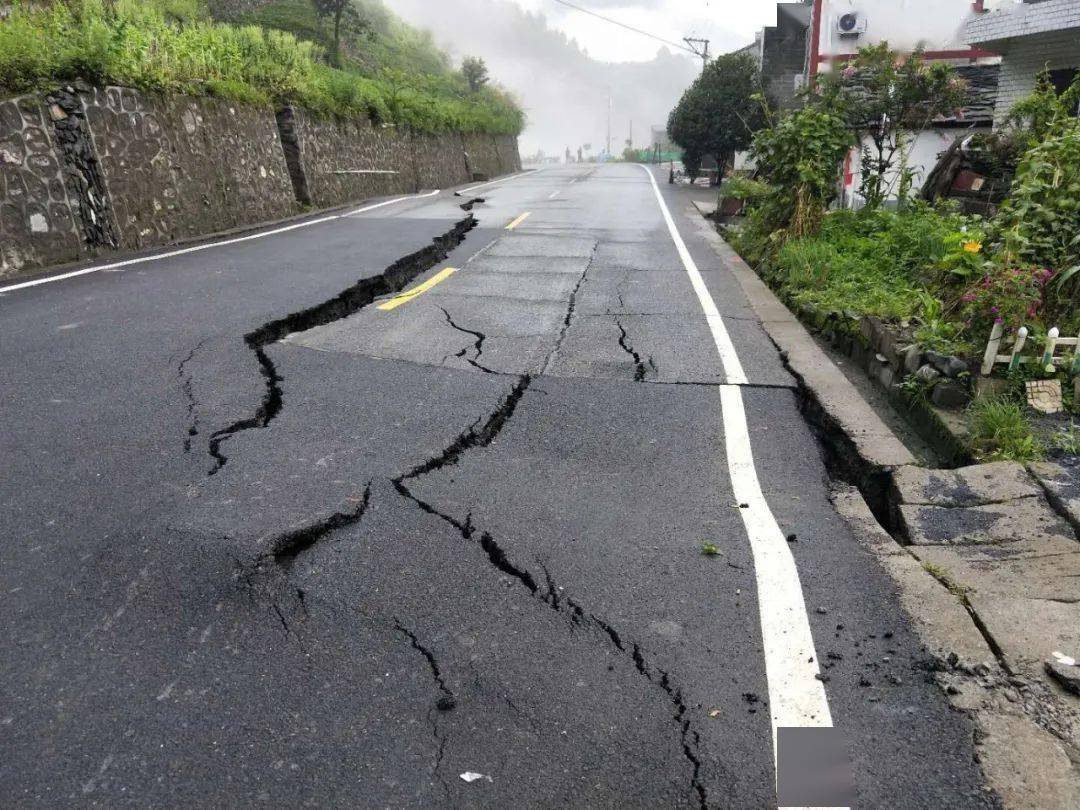 平利县内多处路段出现山体滑坡!