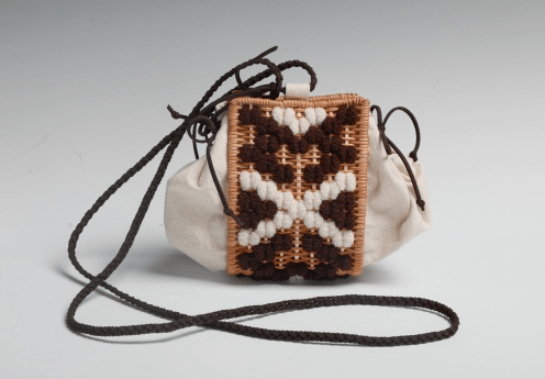 风大裙摆礼服,经过再设计,加工和改进造型,以芒编工艺进行编织呈现