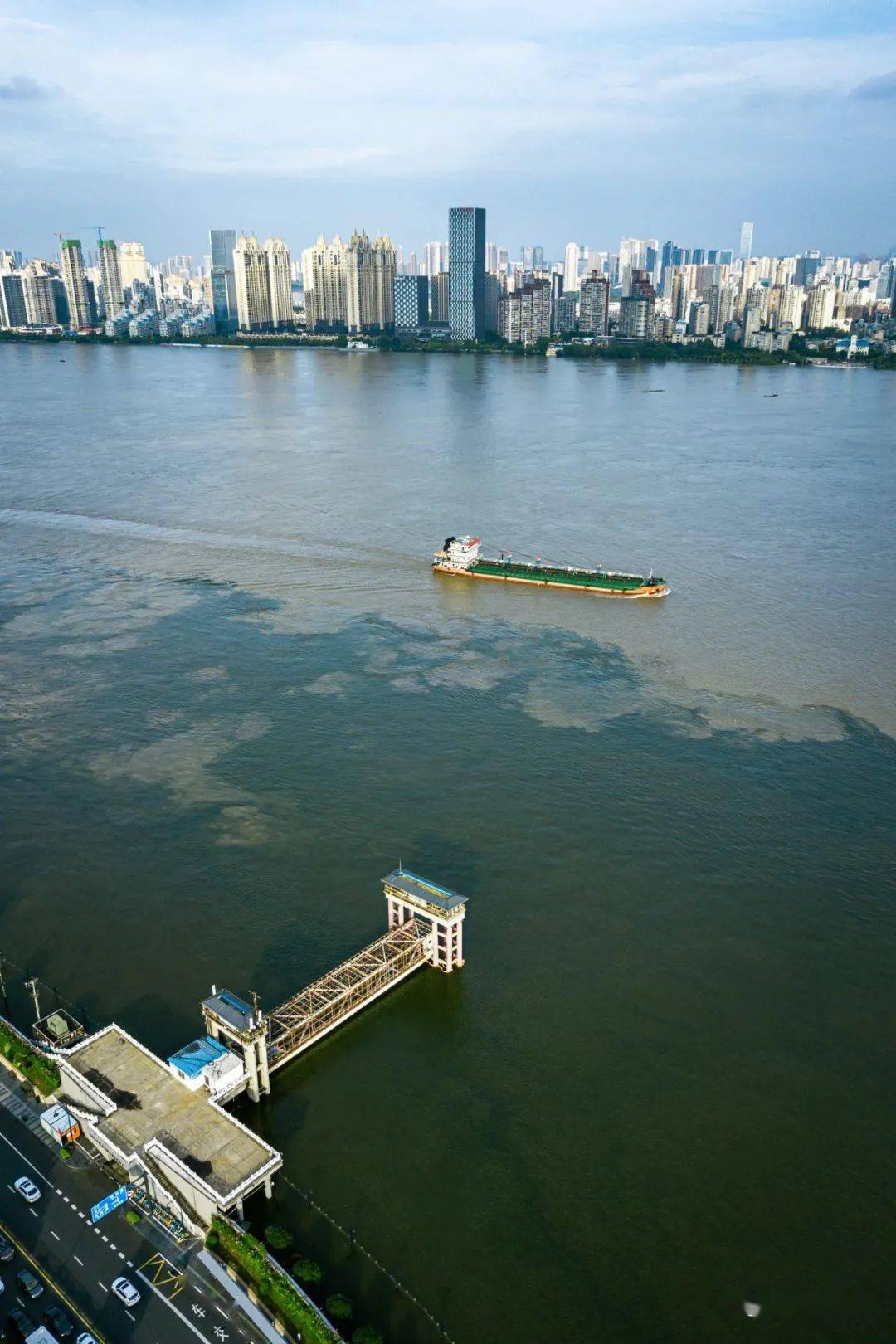 长江与汉江交汇长江中下游城市每年都有汛期,我们总自嘲老梗"看海"