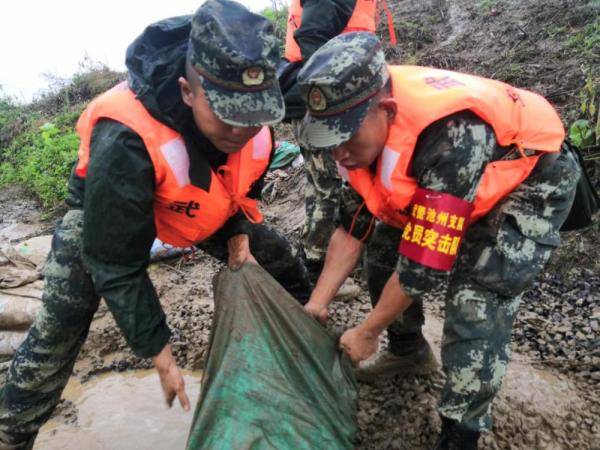 7月16日,长江池州普丰圩段,党员突击队正在带头封堵管涌口.