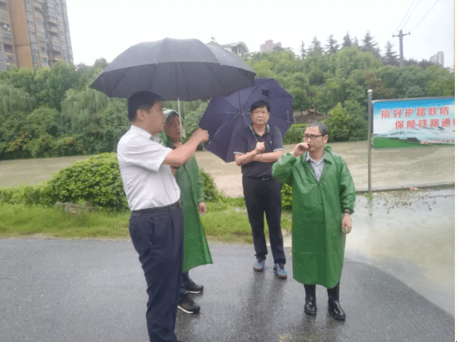 许道和督导住宅小区防汛工作
