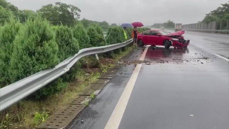 民警接警后,立刻赶往事故现场,发现车牌号为鄂籍红色小车撞上了中央