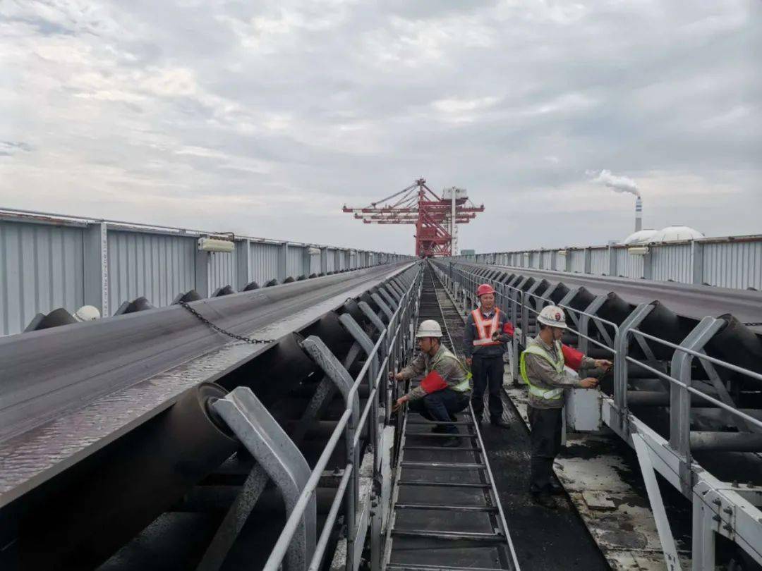 高度重视防汛工作,一是围绕煤炭码头卸船机防风锚定,1号皮带防风加固