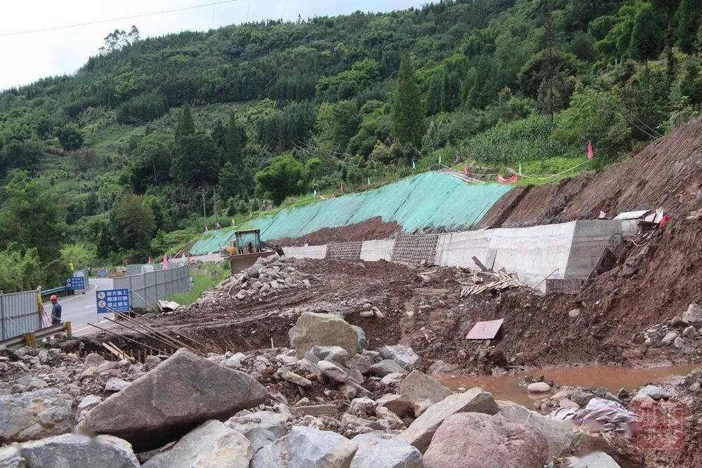 经荥经安检站强制分流到荥经青龙站下站驶离高速公路改道国道108线
