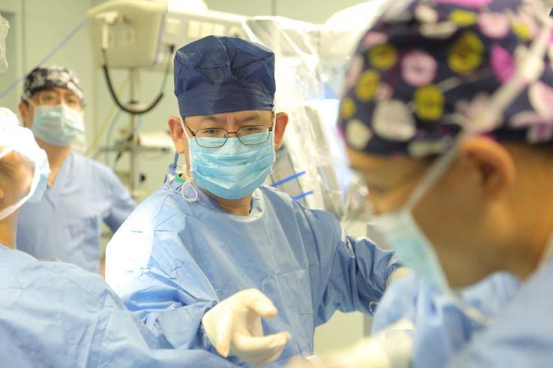 罗清泉主任手术中