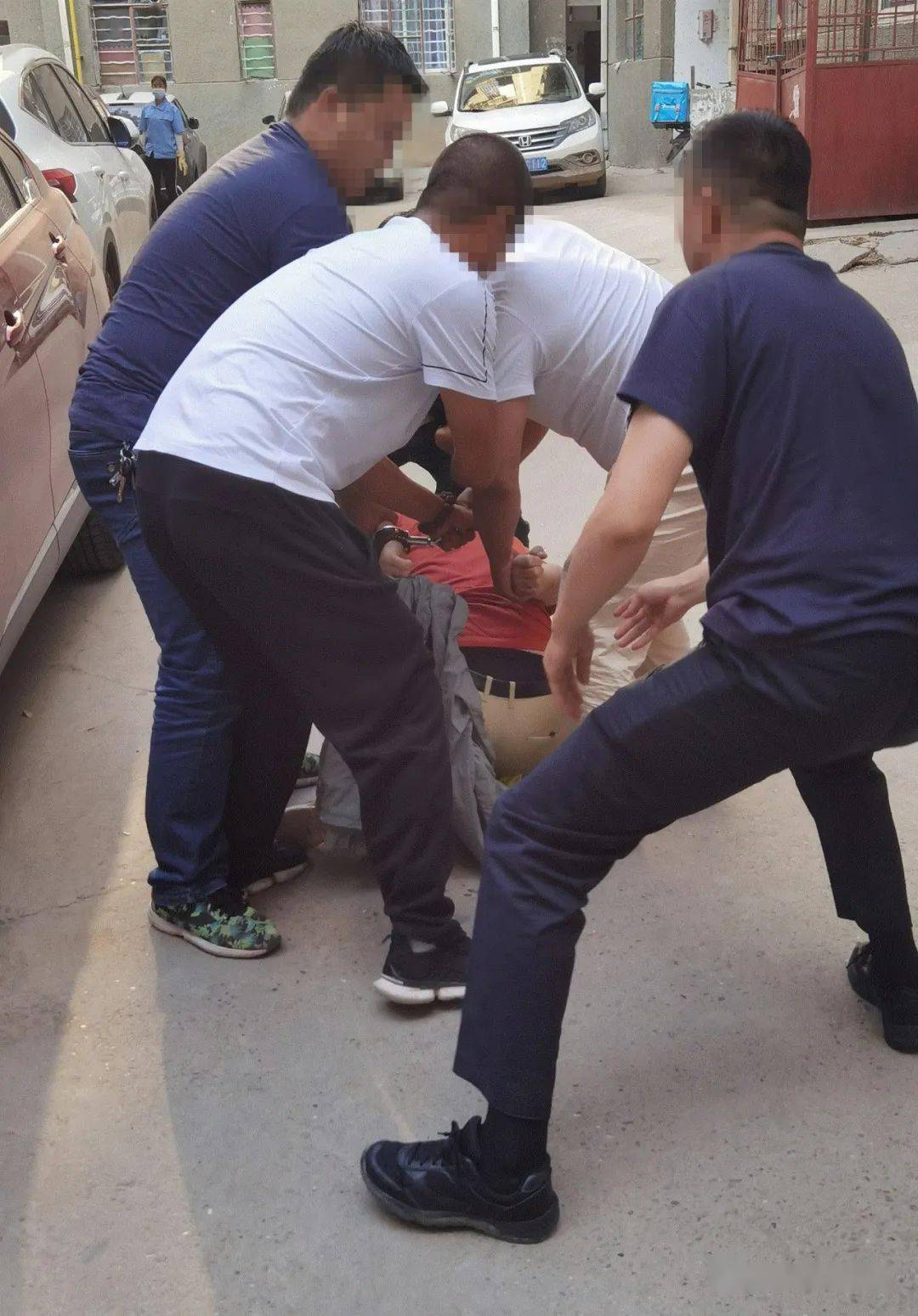 东乡公安抓获犯罪嫌疑人8名查获吸毒人员3名缴获毒品海洛因27421克