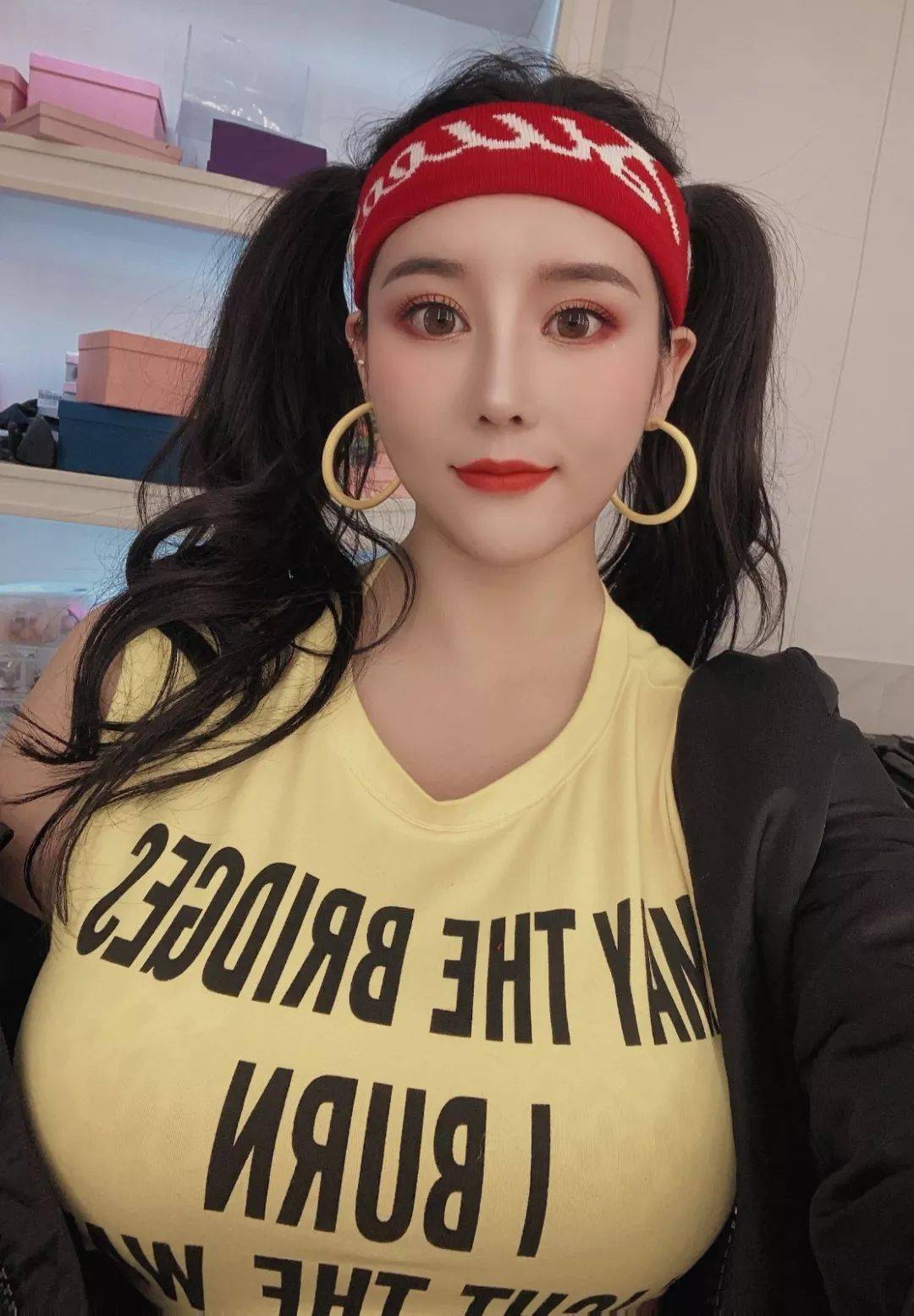 国内健美比赛超"哇塞"的女裁判,这身材也太犯规了吧!_刘太阳