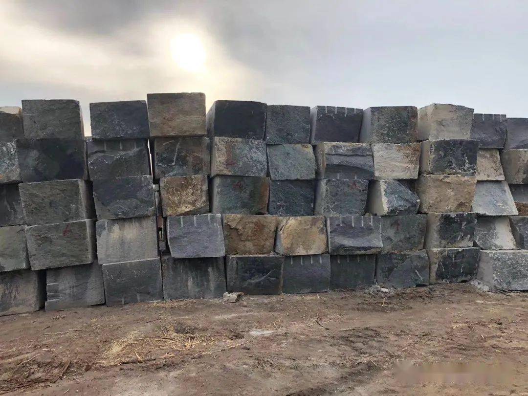 岩发荒料堆场岩发矿山资源【福建岩发石材】新矿芝麻黑:规格齐全,量大