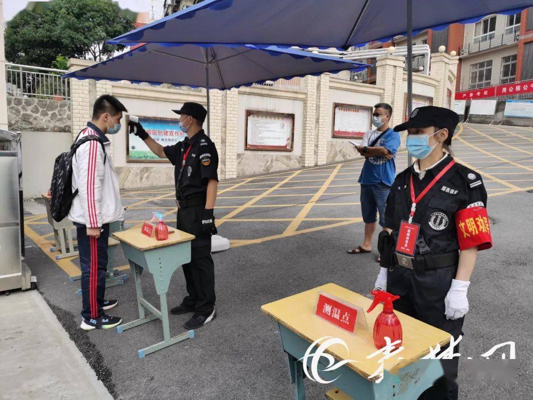 丹江口市红旗中学,交警正在考场外疏导交通.