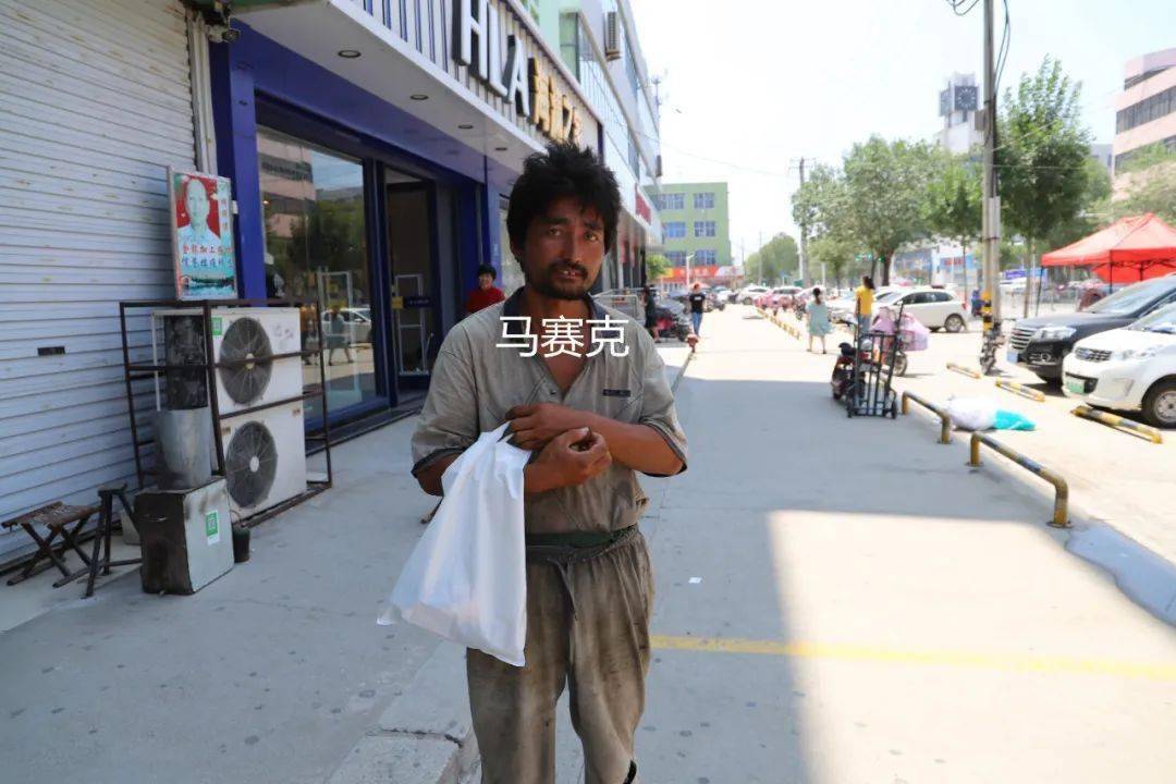 昨天阳信信誉楼门口一变态男露出生殖器