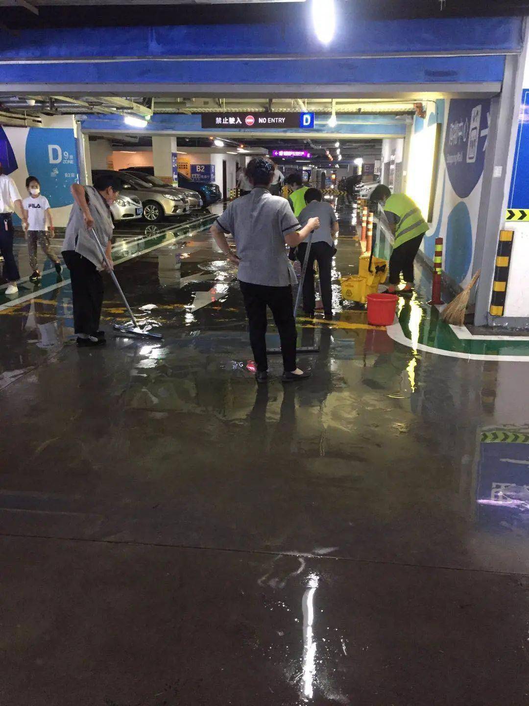 日照万象汇:地下停车场积水清理及时!用行动守护您与爱车!