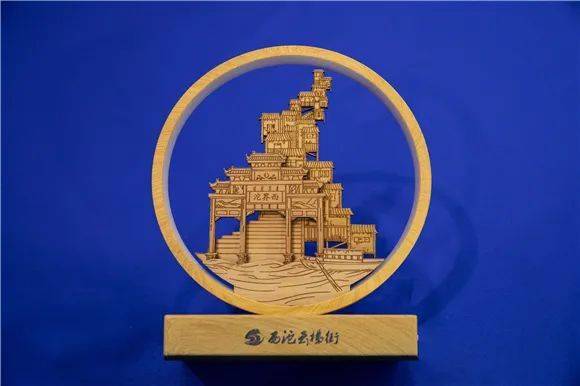 接着,左军将重点推介西沱古镇元素的西沱云梯夜灯,该文创产品以西沱