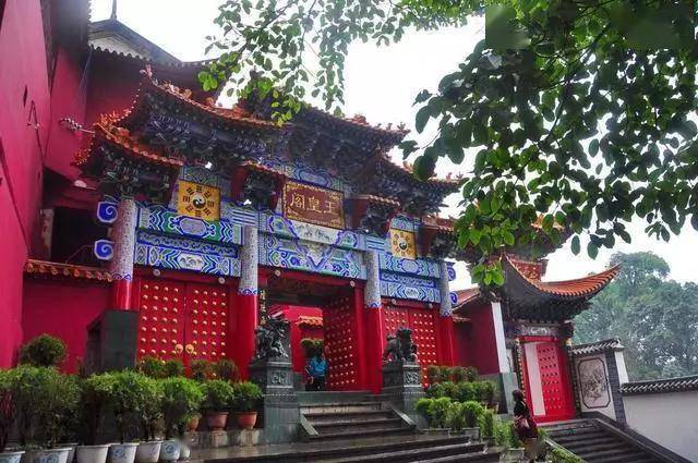 而今虽庙稀会散,但大年初一,初二去玉皇阁,梨花坞,栖贤寺等寺庙烧香