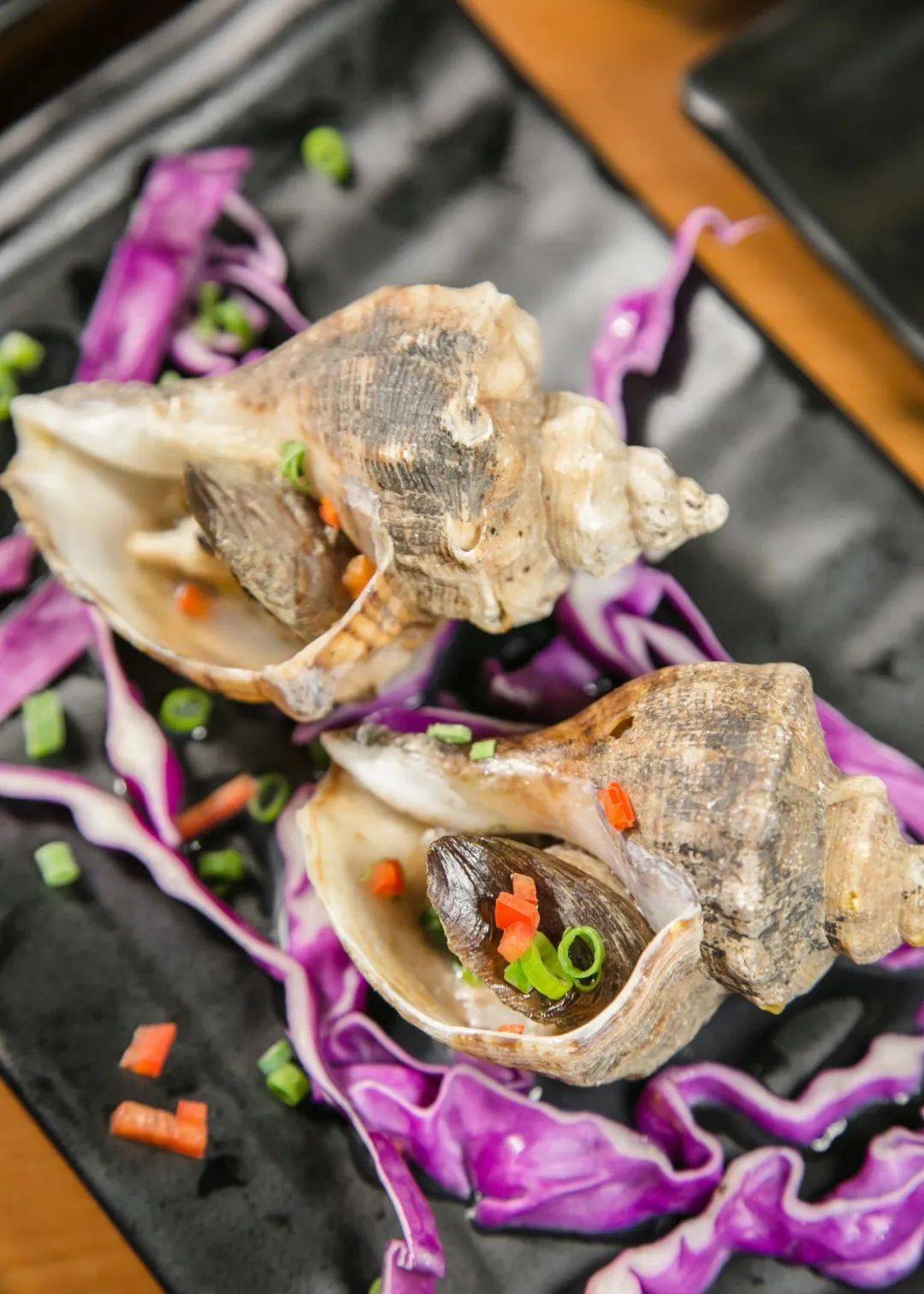 碳烤红螺 / 肥厚且韧劲十足,鸡蛋大的红螺一口让你尝到海味至鲜!