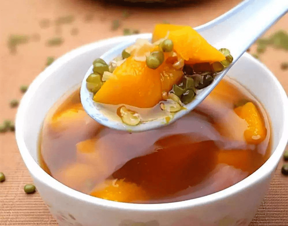 大暑时节饮食应清淡,多样化,以清为补;多食营养丰富的果蔬和蛋白质,并