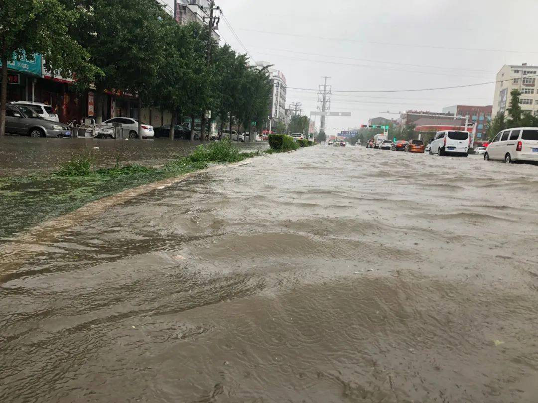 暴雨袭城运河水位上涨漫水桥变飞瀑夏邑大面积积水