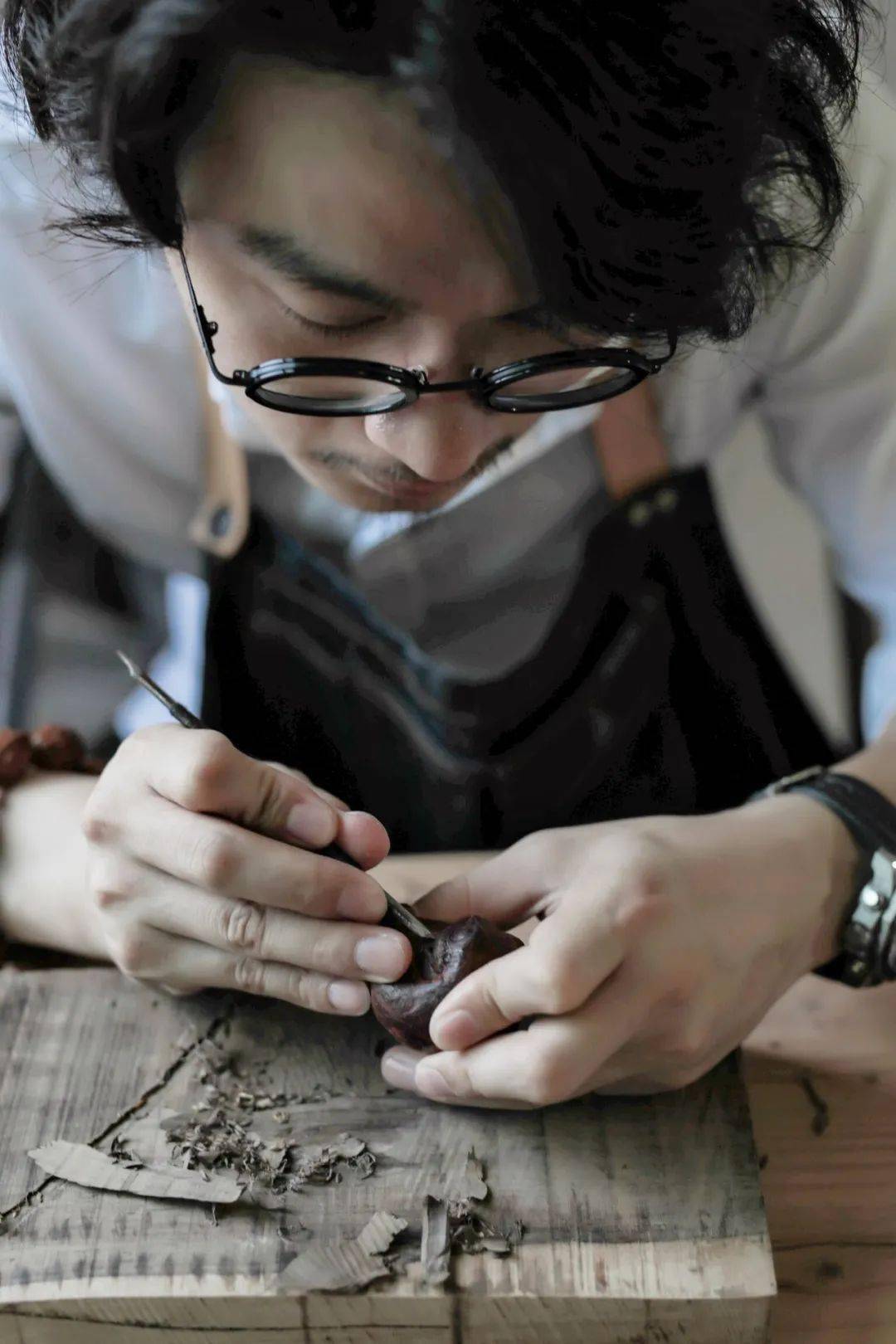 出生在雕刻世家的木易,从小就在匠人的环境里生长.