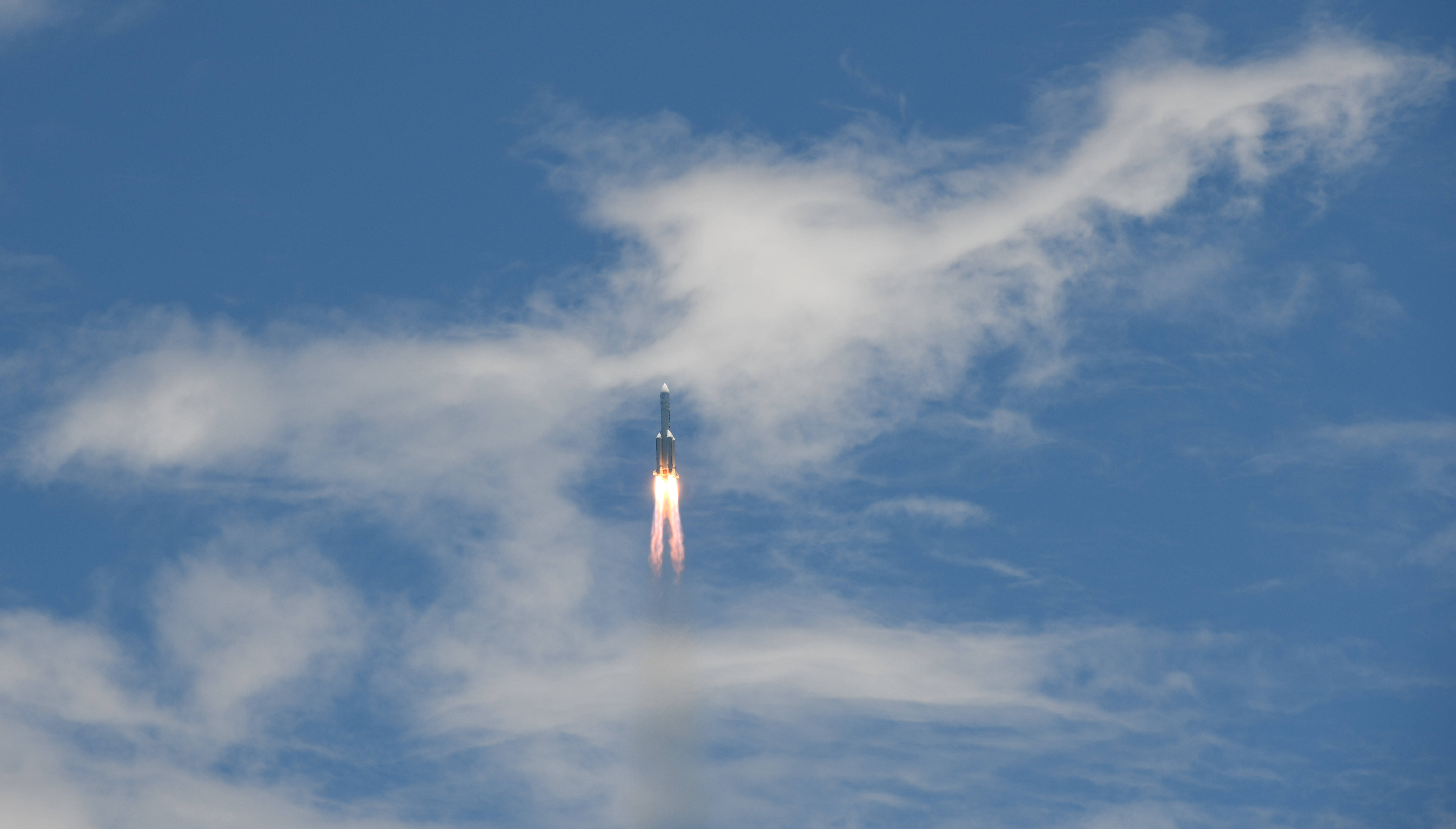 我国首次火星探测任务"天问一号"探测器成功发射