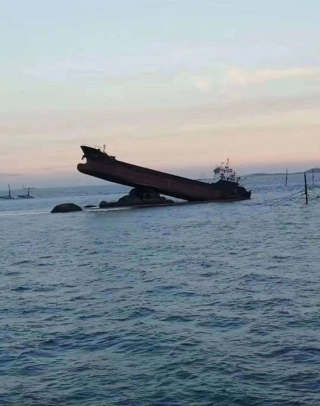 触礁还能触成这样的角度?我也是第一次见