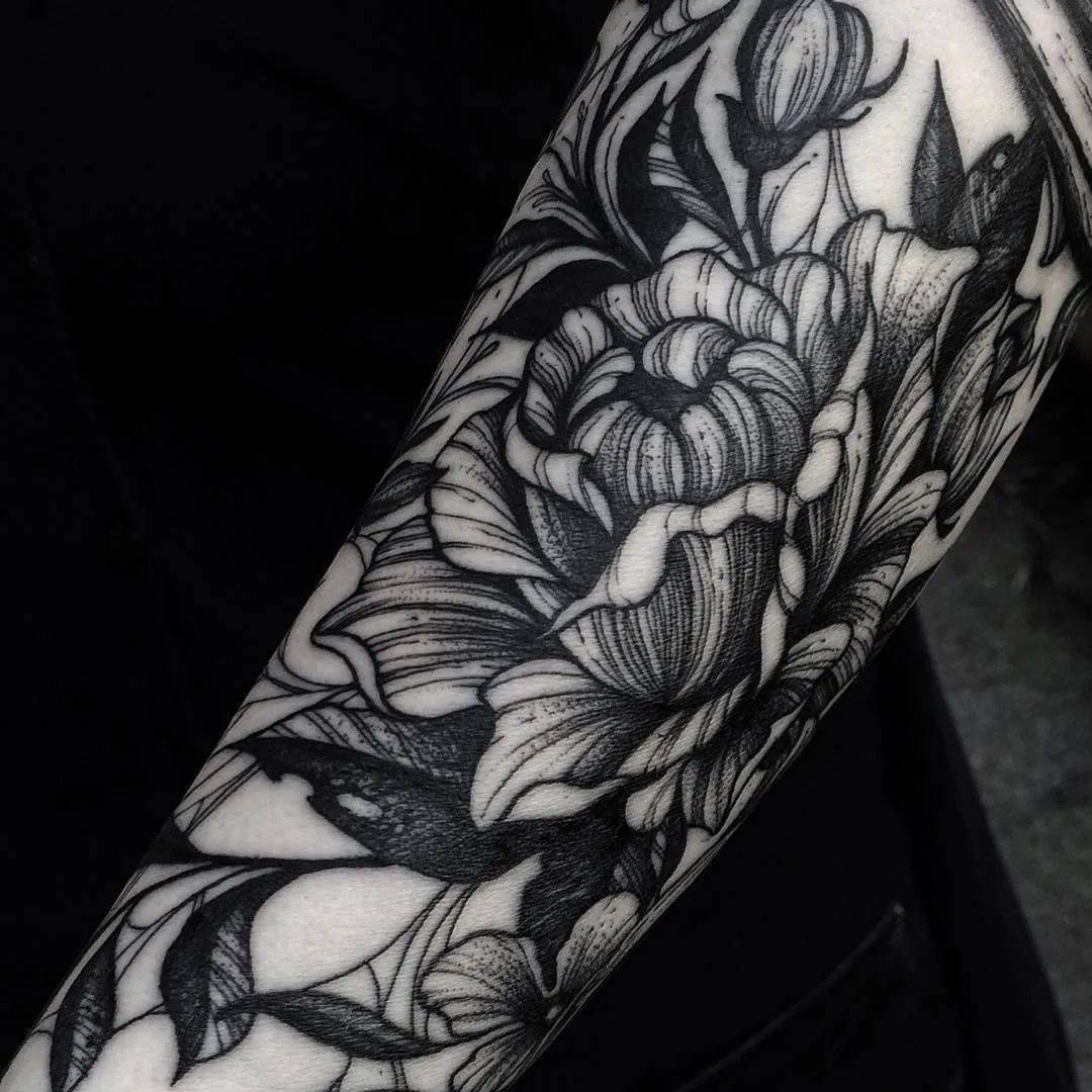 接近于艺术品的黑灰点刺纹身