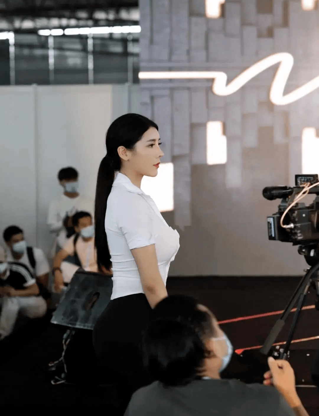 国内健美比赛超哇塞的女裁判这身材也太犯规了吧