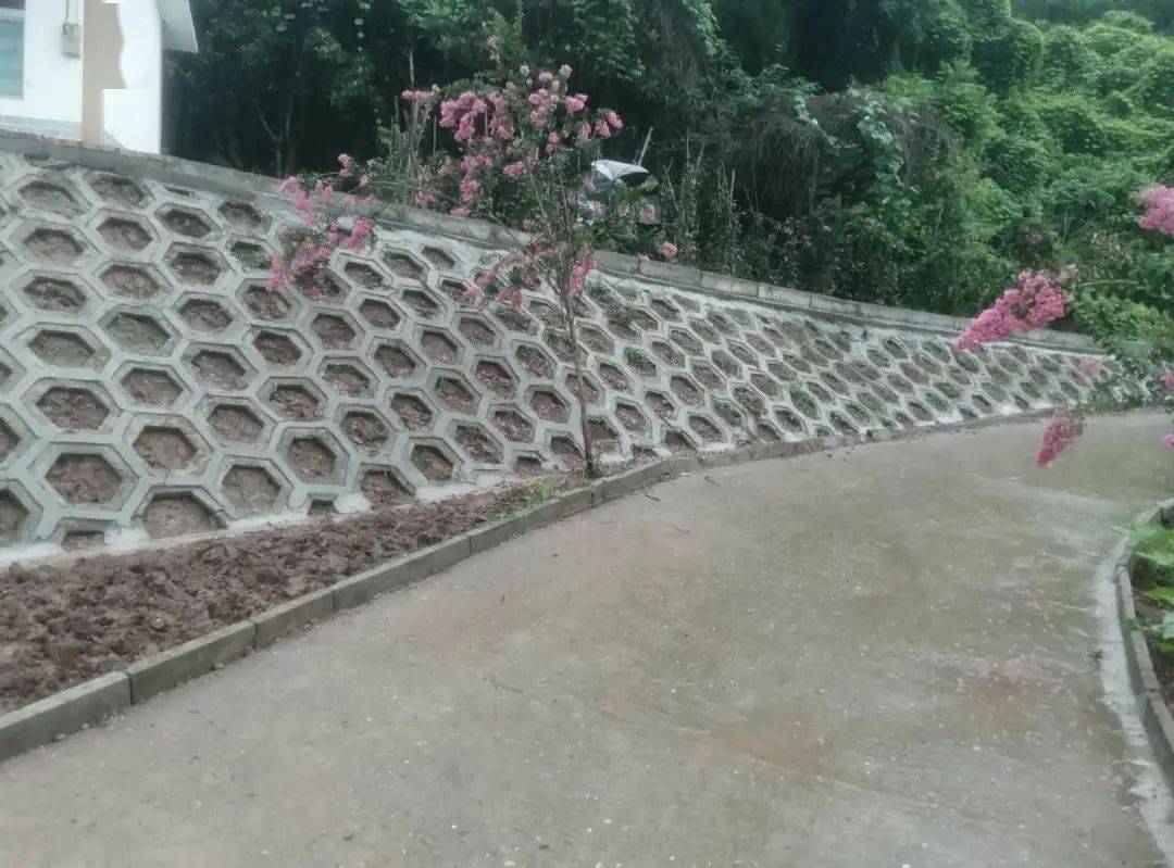 施工单位进场施工,对整个75米长的护坡进行了修复,对村民屋后的排水沟