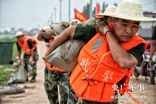 解放軍和武警部隊科學調配救援力量全力抗洪救災