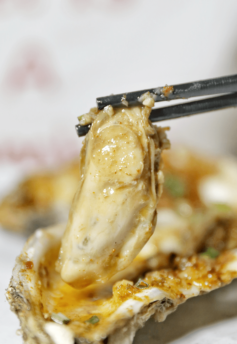 有了上层蒜蓉的加持,生蚝扇贝的味道被衬托的更加鲜美,生蚝的软糯与