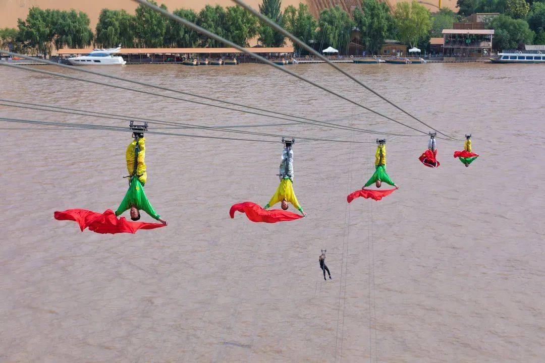 横渡黄河—羊皮筏子激情探险—沙漠冲浪1648元抢沙坡头沙景木屋房游玩