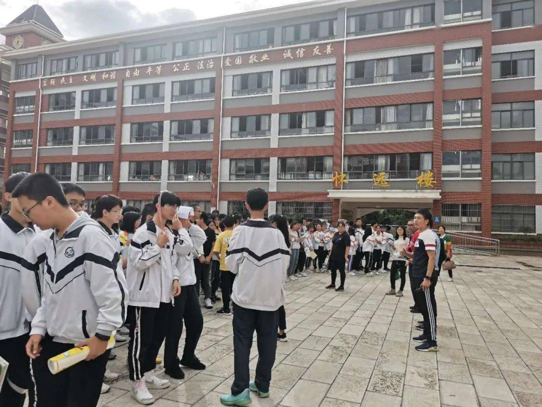 安宁市昆钢第一中学中考考前防震避险应急疏散演练