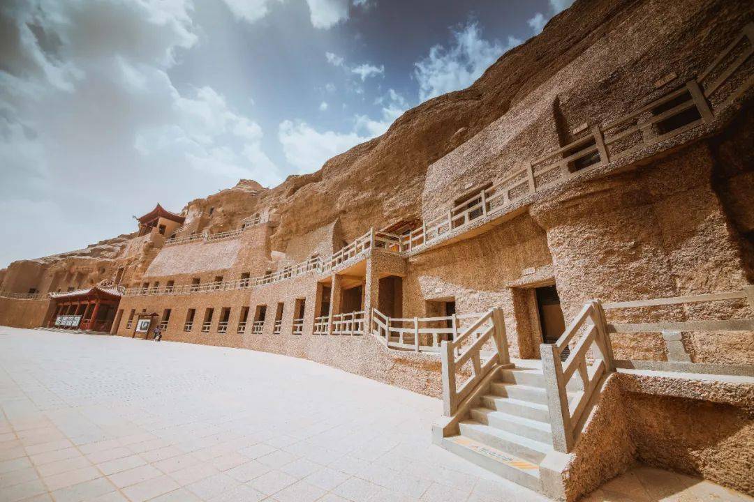 观看主题数字电影《千年莫高》,球幕电影《梦幻佛宫》,票价50元/人