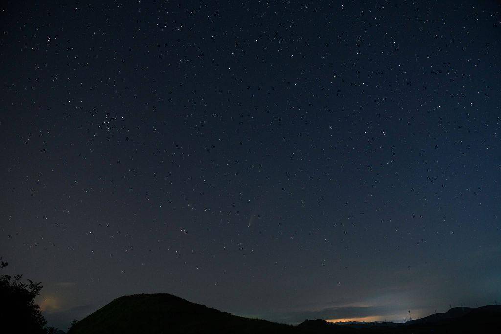 2020年7月23日晚,贵州省黔西南安龙县乡村的夜空现neowise彗星 (c