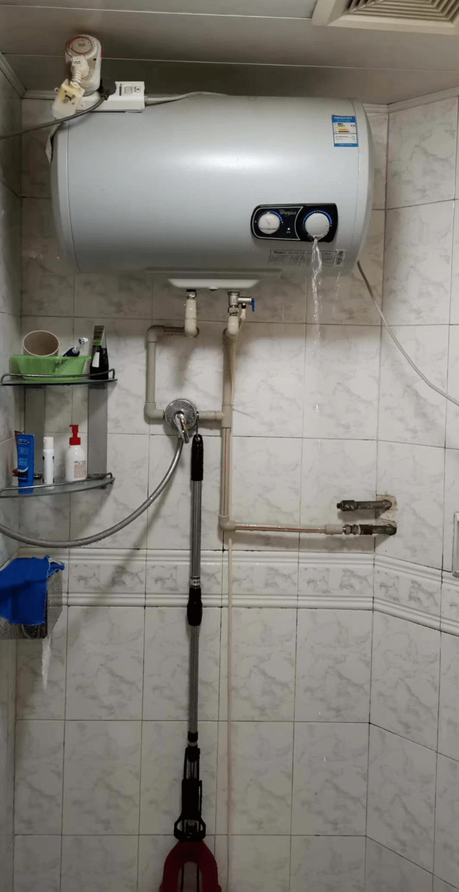 热水器漏水居民深夜求助物业火速上门救急