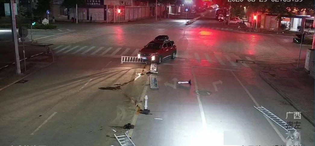 大新一男子酒后驾车撞翻护栏还逃逸.