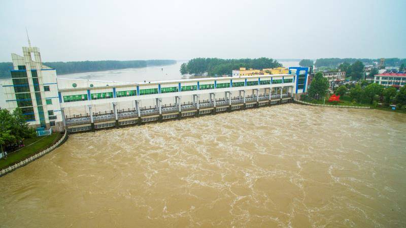 开闸泄洪的淮河王家坝闸. 本文图均为澎湃新闻记者 赵思维