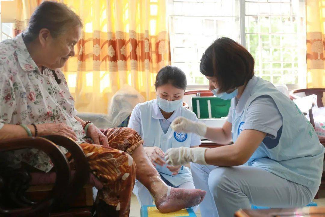 罗湖医院集团东门社康中心家庭医生团队为76岁陈阿婆上门换药.