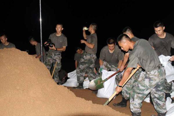 抗洪前线|"杨根思部队"连:今夜的大堤 是英雄的军绿色