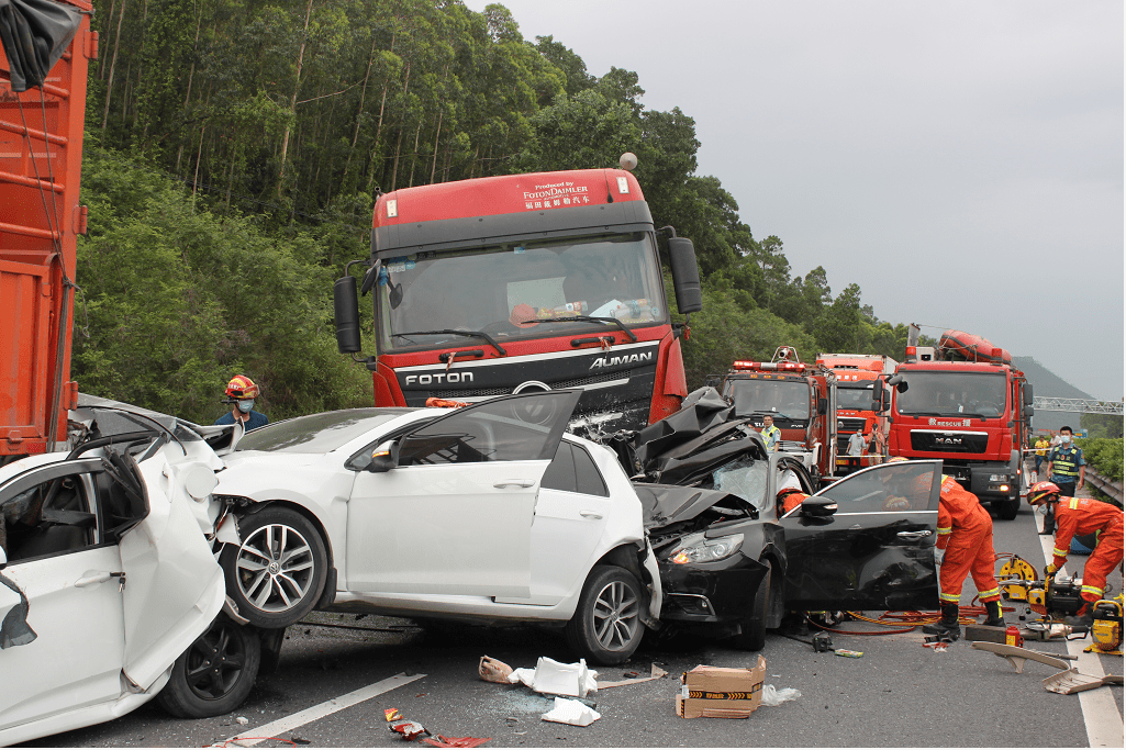 气温上升这个坏习惯引发的交通事故变多了驾车出行请多注意事故现场