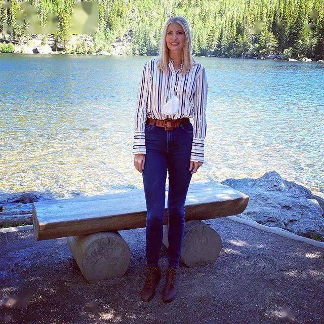 伊万卡特朗普出差访公园贴身裤长腿笔直家门外现身份不明男