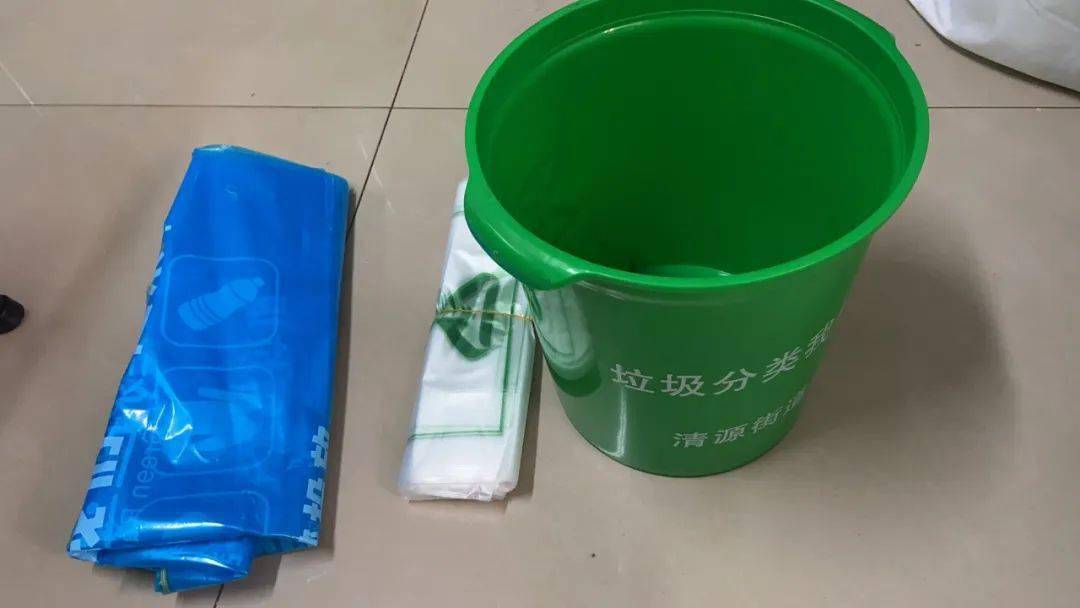 又增一文明动作领两桶一袋分类攒垃圾兑礼