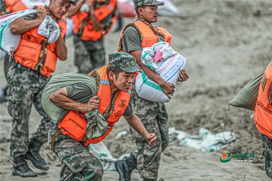 在人民与洪水之间星夜鏖战在抗洪救灾一线他们逆水而行解放军来啦!