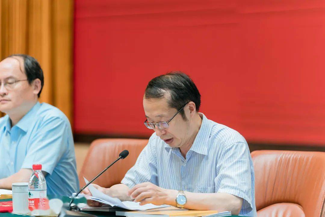 会上第十二批科技镇长团栖霞团团长,副区长袁文峰,第十二批科技镇长团