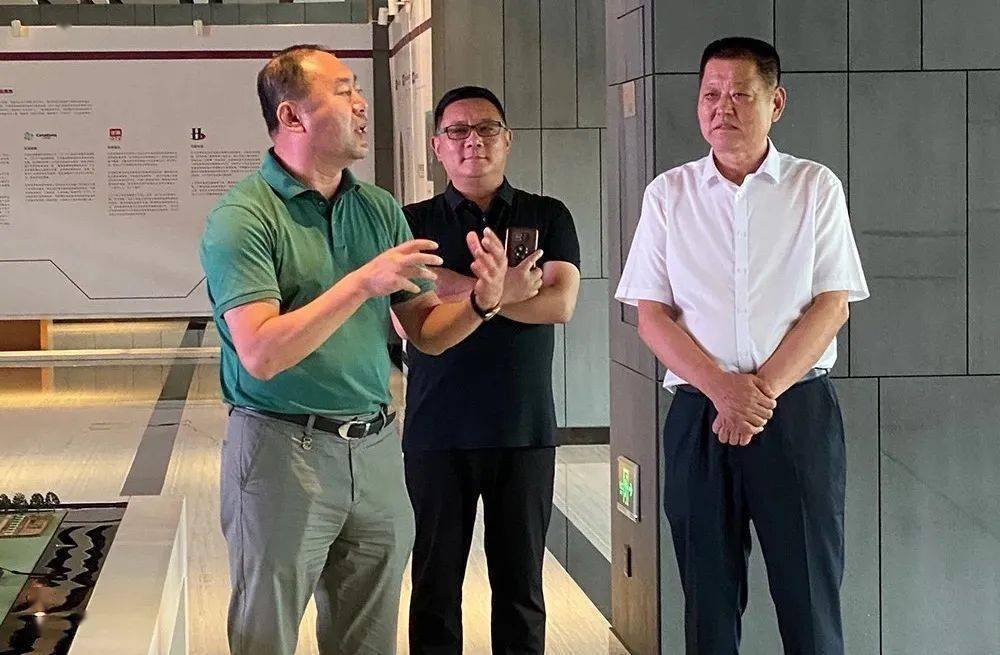 美意高科技集团董事长郑和坤合影留念 随后举行了沈阳美意高低碳新