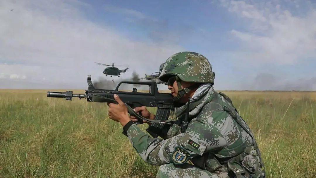 【直击演训场】塞外高原 空突旅全天候全地域空地协同_空中突击