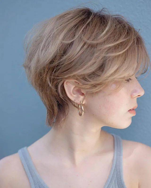 脸型好看的女生,真的可以 dream 一下 " 露耳超短发 "!