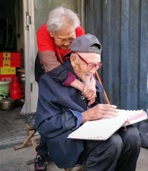 臨沂98歲爺爺不願起床,100歲奶奶貼臉陪伴_老人