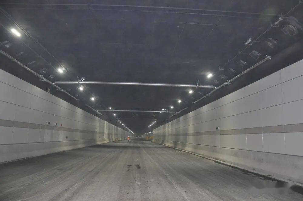 盾构隧道下穿夹江,顺接已建成的青奥轴线隧道,项目路线全长10