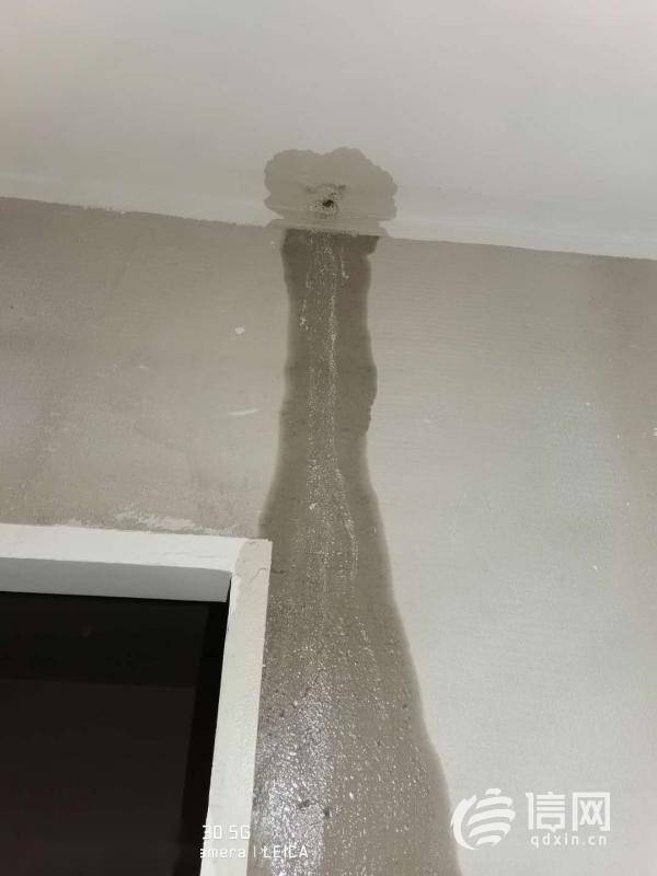 鲁商泰晤士小镇刚收房就漏水屋顶防水被人为破坏