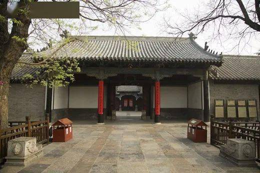 走进孔府大门,穿过小院,便到了孔府二门.